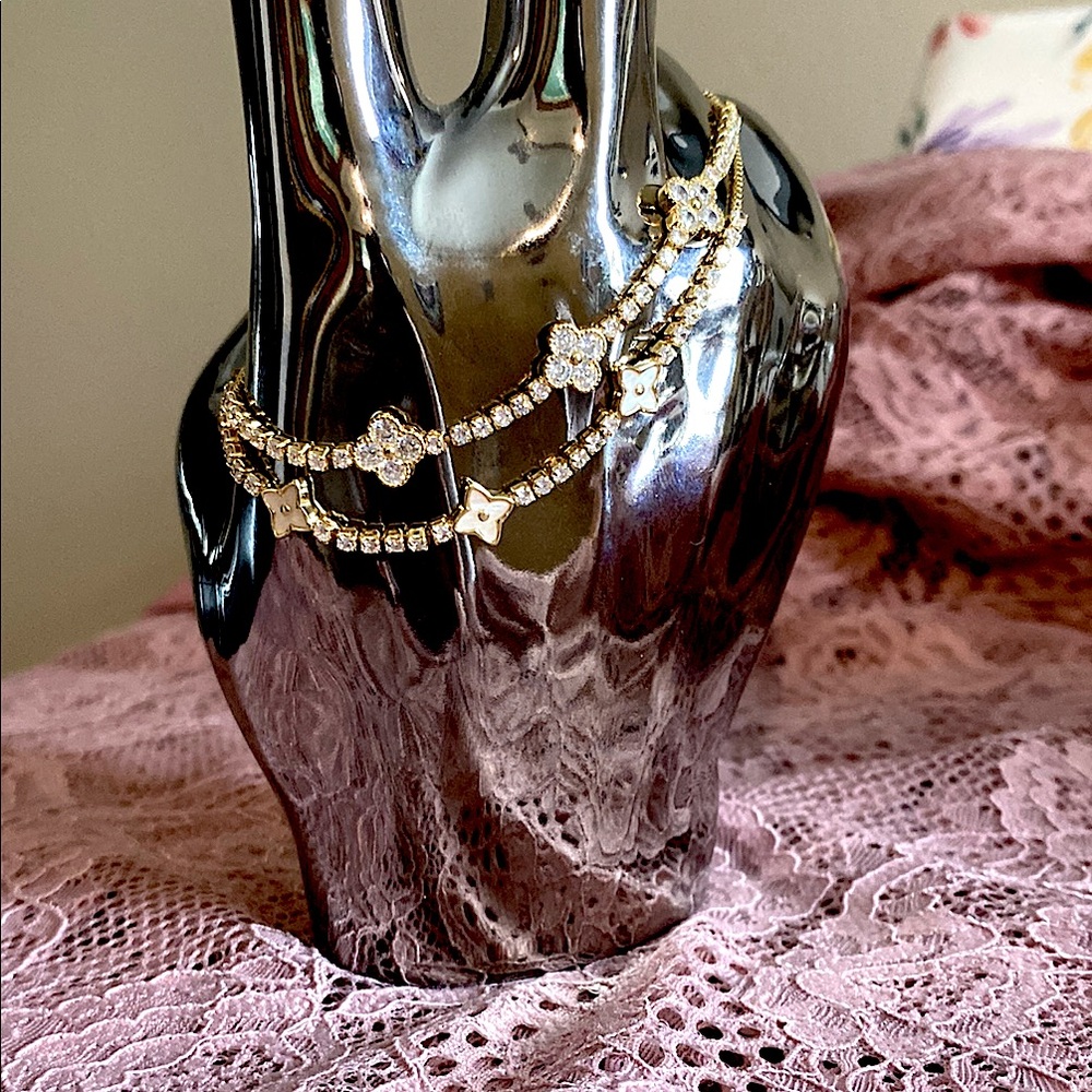 EYECANDY- NWTGold Flower Charm Bracelets with a FREE GIFT 💝